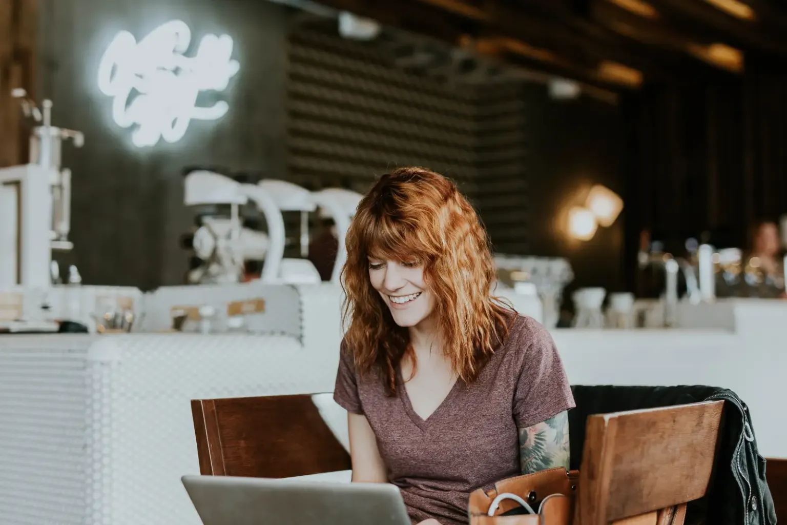 Vrouw werkt op laptop met MarktMentor